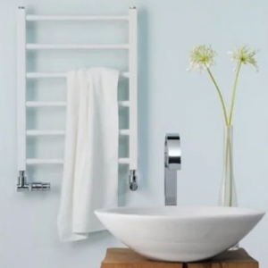 Белый полотенцесушитель-лесенка в ванной комнате